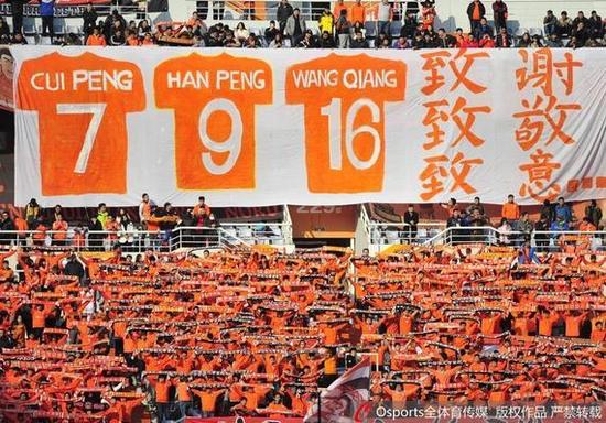  拜仁主场球迷横幅致敬即将离队功勋老臣  